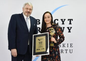 69. Plebiscyt Sportowy - Świętokrzyskie Gwiazdy Sportu 2020. Na zdjęciu (od lewej): Przemysław Predygier - Dyrektor TVP3 Kielce, Sandra Drabik - 8. miejsce w kategorii Sportowiec Roku / Echo Dnia