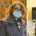 24.02.2021. Kielce. Pogrzeb trojga zmarłych donatorów, którzy przekazali swoje ciała na cele naukowe do Collegium Medicum UJK. Na zdjęciu: Agnieszka Kuźba, córka państwa Dudków / Piotr Kwaśniewski / Radio Kielce