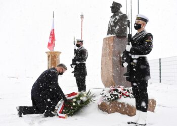 Puck, 10.02.2021. Prezydent RP Andrzej Duda (L) podczas składania wieńca przed pomnikiem gen. Hallera w porcie rybackim w Pucku, 10 bm. Dziś przypada 101. rocznica Zaślubin Polski z Morzem. (sko) PAP/Adam Warżawa / Adam Warżawa / prezydent.pl