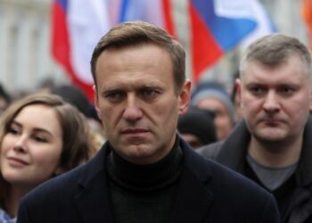 Aleksiej Nawalny (w środku) został skazany przed sąd na karę 3,5 roku pozbawienia wolności / EPA/YURI KOCHETKOV