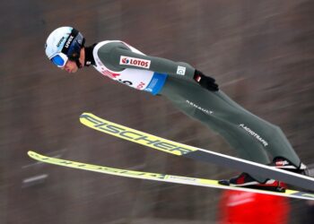 Rumunia. Konkurs drużyn mieszanych w Pucharze Świata w skokach narciarskich w rumuńskim Rasnovie. Na zdjęciu Kamil Stoch / PAP/EPA/ROBERT GHEMENT