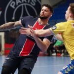 23.02.2021. Paryż. 9. kolejka Ligi Mistrzów: PSG - Łomża Vive Kielce. Na zdjęciu (od lewej):  Elohim Prandi - PSG i Michał Olejniczak - Łomża Vive / EPA/YOAN VALAT