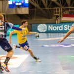 25.02.2021. Szeged. 13. kolejka Ligi Mistrzów: MOL-Pick - Łomża Vive Kielce. Na zdjęciu (z piłką): Branko Vujović / Tibor Rosta HUNGARY OUT / EPA