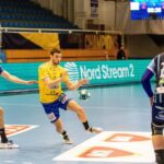 25.02.2021. Szeged. 13. kolejka Ligi Mistrzów: MOL-Pick - Łomża Vive Kielce. Na zdjęciu (z piłką): Branko Vujović / Tibor Rosta HUNGARY OUT / EPA