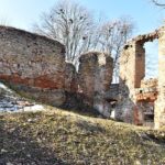 Fałków. Ruiny zamku z początku XVII wieku. Ze względu na niewielkie rozmiary historycy sztuki uznają kamienno-ceglany budynek za dwór obronny / Magdalena Galas-Klusek / Radio Kielce
