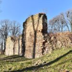 Fałków. Ruiny zamku z początku XVII wieku. Ze względu na niewielkie rozmiary historycy sztuki uznają kamienno-ceglany budynek za dwór obronny / Magdalena Galas-Klusek / Radio Kielce