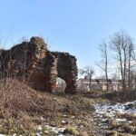 Fałków. Ruiny zamku z początku XVII wieku. Ze względu na niewielkie rozmiary historycy sztuki uznają kamienno-ceglany budynek za dwór obronny / Magdalena Galas-Klusek / Radio Kielce