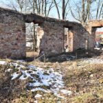 Fałków. Ruiny zamku z początku XVII wieku. Ze względu na niewielkie rozmiary historycy sztuki uznają kamienno-ceglany budynek za dwór obronny / Magdalena Galas-Klusek / Radio Kielce