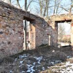 Fałków. Ruiny zamku z początku XVII wieku. Ze względu na niewielkie rozmiary historycy sztuki uznają kamienno-ceglany budynek za dwór obronny / Magdalena Galas-Klusek / Radio Kielce