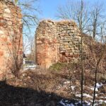Fałków. Ruiny zamku z początku XVII wieku. Ze względu na niewielkie rozmiary historycy sztuki uznają kamienno-ceglany budynek za dwór obronny / Magdalena Galas-Klusek / Radio Kielce