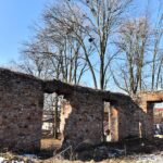 Fałków. Ruiny zamku z początku XVII wieku. Ze względu na niewielkie rozmiary historycy sztuki uznają kamienno-ceglany budynek za dwór obronny / Magdalena Galas-Klusek / Radio Kielce