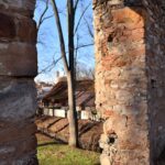 Fałków. Ruiny zamku z początku XVII wieku. Ze względu na niewielkie rozmiary historycy sztuki uznają kamienno-ceglany budynek za dwór obronny / Magdalena Galas-Klusek / Radio Kielce