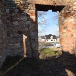 Fałków. Ruiny zamku z początku XVII wieku. Ze względu na niewielkie rozmiary historycy sztuki uznają kamienno-ceglany budynek za dwór obronny / Magdalena Galas-Klusek / Radio Kielce