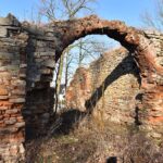 Fałków. Ruiny zamku z początku XVII wieku. Ze względu na niewielkie rozmiary historycy sztuki uznają kamienno-ceglany budynek za dwór obronny / Magdalena Galas-Klusek / Radio Kielce