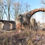 Fałków. Ruiny zamku z początku XVII wieku. Ze względu na niewielkie rozmiary historycy sztuki uznają kamienno-ceglany budynek za dwór obronny / Magdalena Galas-Klusek / Radio Kielce