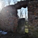 Fałków. Ruiny zamku z początku XVII wieku. Ze względu na niewielkie rozmiary historycy sztuki uznają kamienno-ceglany budynek za dwór obronny / Magdalena Galas-Klusek / Radio Kielce