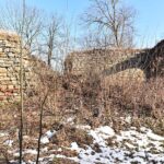 Fałków. Ruiny zamku z początku XVII wieku. Ze względu na niewielkie rozmiary historycy sztuki uznają kamienno-ceglany budynek za dwór obronny / Magdalena Galas-Klusek / Radio Kielce