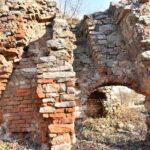 Fałków. Ruiny zamku z początku XVII wieku. Ze względu na niewielkie rozmiary historycy sztuki uznają kamienno-ceglany budynek za dwór obronny / Magdalena Galas-Klusek / Radio Kielce