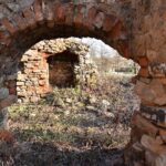 Fałków. Ruiny zamku z początku XVII wieku. Ze względu na niewielkie rozmiary historycy sztuki uznają kamienno-ceglany budynek za dwór obronny / Magdalena Galas-Klusek / Radio Kielce