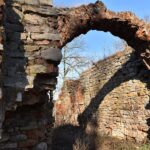 Fałków. Ruiny zamku z początku XVII wieku. Ze względu na niewielkie rozmiary historycy sztuki uznają kamienno-ceglany budynek za dwór obronny / Magdalena Galas-Klusek / Radio Kielce