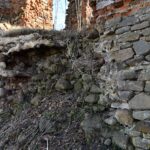 Fałków. Ruiny zamku z początku XVII wieku. Ze względu na niewielkie rozmiary historycy sztuki uznają kamienno-ceglany budynek za dwór obronny / Magdalena Galas-Klusek / Radio Kielce