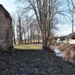 Fałków. Ruiny zamku z początku XVII wieku. Ze względu na niewielkie rozmiary historycy sztuki uznają kamienno-ceglany budynek za dwór obronny / Magdalena Galas-Klusek / Radio Kielce