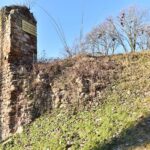 Fałków. Ruiny zamku z początku XVII wieku. Ze względu na niewielkie rozmiary historycy sztuki uznają kamienno-ceglany budynek za dwór obronny / Magdalena Galas-Klusek / Radio Kielce