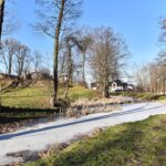 Fałków. Ruiny zamku z początku XVII wieku. Ze względu na niewielkie rozmiary historycy sztuki uznają kamienno-ceglany budynek za dwór obronny / Magdalena Galas-Klusek / Radio Kielce