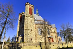 Fałków. Zbudowany w latach 1929-1935 kościół pw. św. Trójcy / Magdalena Galas-Klusek / Radio Kielce