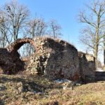 Fałków. Ruiny zamku z początku XVII wieku. Ze względu na niewielkie rozmiary historycy sztuki uznają kamienno-ceglany budynek za dwór obronny / Magdalena Galas-Klusek / Radio Kielce