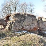Fałków. Ruiny zamku z początku XVII wieku. Ze względu na niewielkie rozmiary historycy sztuki uznają kamienno-ceglany budynek za dwór obronny / Magdalena Galas-Klusek / Radio Kielce