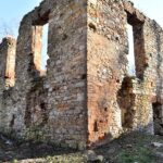 Fałków. Ruiny zamku z początku XVII wieku. Ze względu na niewielkie rozmiary historycy sztuki uznają kamienno-ceglany budynek za dwór obronny / Magdalena Galas-Klusek / Radio Kielce