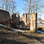 Fałków. Ruiny zamku z początku XVII wieku. Ze względu na niewielkie rozmiary historycy sztuki uznają kamienno-ceglany budynek za dwór obronny / Magdalena Galas-Klusek / Radio Kielce