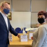 23.02.2021. Sandomierz. Przekazanie środków na walkę z koronawirusem dla instytucji z powiatu sandomierskiego. Na zdjęciu (od lewej): Marcin Piwnik - starosta sandomierski i Urszula Gach - Zarząd Rejonowy PCK w Sandomierzu / Grażyna Szlęzak-Wójcik / Radio Kielce