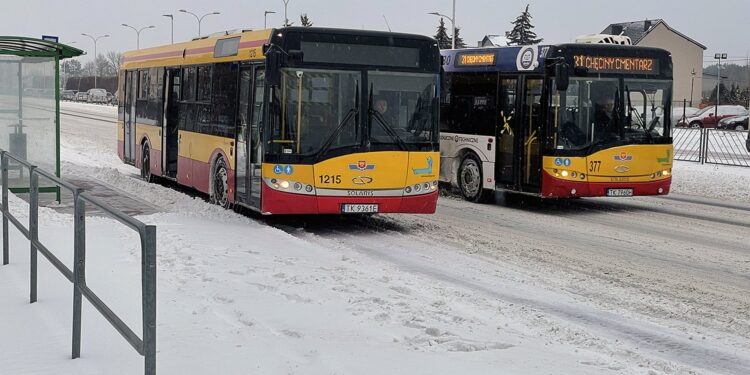 08.02.2021. Kielce. Ulica Krakowska. Autobusy MPK / Piotr Kwaśniewski / Radio Kielce