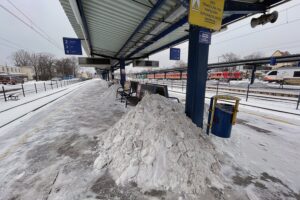 08.02.2021. Zima. Komunikacja publiczna. Dworzec PKP w Kielcach / Piotr Kwaśniewski / Radio Kielce