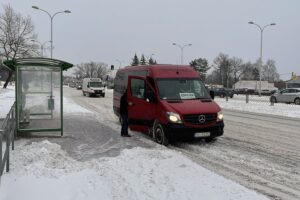 08.02.2021. Zima. Komunikacja publiczna. Przystanek przy ulicy Krakowskiej w Kielcach / Piotr Kwaśniewski / Radio Kielce