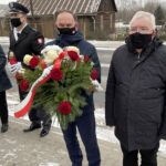 07.02.2021. Dwikozy. Uroczystości przed pomnikiem powstańców styczniowych. Na zdjęciu (od lewej): Anna Glibowska - radna powiatu sandomierskiego, kpt. Krzysztof  Oszczudłowski - dowódca Garnizonu Sandomierz, Marek Kwitek i Krzysztof  Lipiec - posłowie PiS / Grażyna-Szlęzak-Wójcik / Radio Kielce