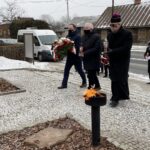 07.02.2021. Dwikozy. Uroczystości przed pomnikiem powstańców styczniowych / Grażyna-Szlęzak-Wójcik / Radio Kielce