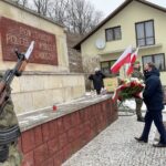 07.02.2021. Dwikozy. Uroczystości przed pomnikiem powstańców styczniowych. Na zdjęciu (od lewej): Marek Kwitek i Krzysztof Lipiec - posłowie PiS i ks. Marek Flis / Grażyna-Szlęzak-Wójcik / Radio Kielce