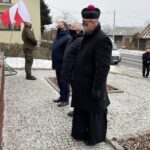 07.02.2021. Dwikozy. Uroczystości przed pomnikiem powstańców styczniowych. Na zdjęciu (od lewej): Marek Kwitek i Krzysztof Lipiec - posłowie PiS i ks. Marek Flis / Grażyna-Szlęzak-Wójcik / Radio Kielce