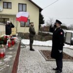 07.02.2021. Dwikozy. Uroczystości przed pomnikiem powstańców styczniowych. Na zdjęciu: kpt. Krzysztof  Oszczudłowski - dowódca Garnizonu Sandomierz / Grażyna-Szlęzak-Wójcik / Radio Kielce