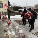 07.02.2021. Dwikozy. Uroczystości przed pomnikiem powstańców styczniowych. Na zdjęciu (od lewej): Waldemar Maruszczak - radny powiatu sandomierskiego, Marzanna Mach - KRUS w Sandomierzu Marek Łukaszek - wójt gminy Dwikozy, Anna Glibowska - radna powiatu sandomierskiego / Grażyna-Szlęzak-Wójcik / Radio Kielce