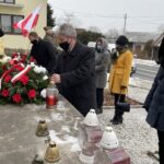 07.02.2021. Dwikozy. Uroczystości przed pomnikiem powstańców styczniowych. Na zdjęciu: Marek Łukaszek - wójt gminy Dwikozy / Grażyna-Szlęzak-Wójcik / Radio Kielce