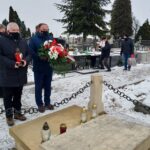 07.02.2021. Cmentarz parafialny w Górach Wysokich. Na zdjęciu (od lewej): Marek Łukaszek - wójt gminy Dwikozy, Krzysztof  Lipiec i Marek Kwitek - posłowie PiS: / Grażyna-Szlęzak-Wójcik / Radio Kielce