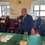 10.02.2021. Sandomierz. Nadzwyczajna sesja rady miasta. Na zdjęciu radni (od lewej): Marcin Świerkula, Krzysztof Szatan i Tomasz Majewski / Grażyna Szlęzak-Wójcik / Radio Kielce