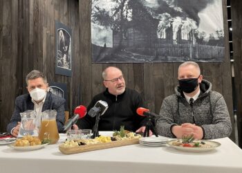 16.02.2021 Michniów. Mauzoleum Martyrologii Wsi Polskich. Śniadanie prasowe Muzeum Wsi Kieleckiej. Na zdjęciu (od lewej): Jarosław Karyś – zastępca dyrektora MWK, Tadeusz Sikora – dyrektor MWK, Paweł Walesic – kierownik oddziału dziedzictwa narodowego w Departamencie Kultury i Dziedzictwa Narodowego Urzędu Marszałkowskiego Województwa Świętokrzyskiego / Dorota Klusek / Radio Kielce