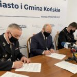 01.02.2021. Końskie. Podpisanie porozumienia w sprawie przystąpienia OSP Końskie do Krajowego Systemu Ratowniczo-Gaśniczego. Na zdjęciu (od lewej): Jarosław Kowalczyk - prezes OSP Końskie, Krzysztof Obratański - burmistrz Końskich i Ryszard Stańczak - komendant powiatowy PSP Końskie / Magdalena Galas-Klusek / Radio Kielce