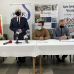 02.02.2021. Nałęczów. Na zdjęciu (od lewej): Helena Matynia - była sołtys Nałęczowa, Krzysztof Obratański -burmistrz Końskich, Bartłomiej Mazur - współwłaściciel KBM SIECI, Jerzy Rąbalski – prezes PWIK, Katarzyna Gonciarz – obecna sołtys Nałęczowa / Magdalena Galas-Klusek / Radio Kielce