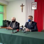 17.02.2021. Końskie. Stypendia Prezesa Rady Ministrów dla najzdolniejszych uczniów szkół ponadpodstawowych z województwa świętokrzyskiego. Na zdjęciu (od lewej): Krzysztof Lipiec - poseł PiS i Grzegorz Piec - starosta konecki / Magdalena Galas-Klusek / Radio Kielce